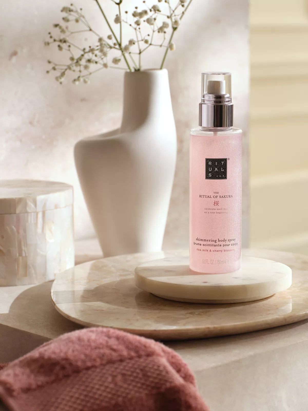 THE RITUAL OF SAKURA
Shimmering Body Spray
brume scintillante pour corps, 150 ml